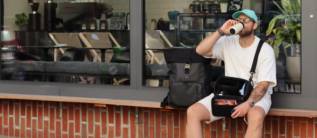 Traveler mit Genesis Travel Backpack